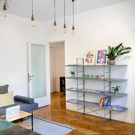 S Q U A Re Palace Gallery//apartment